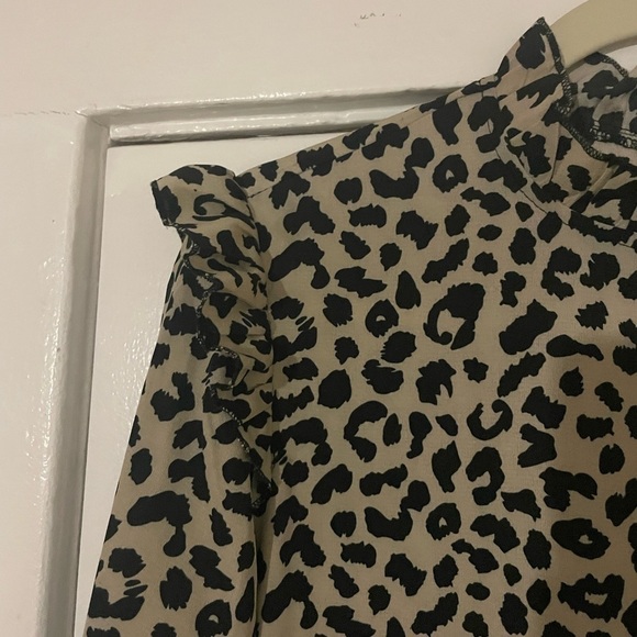 Leopard print peplum oversized shirt size medium - Picture 4 of 8